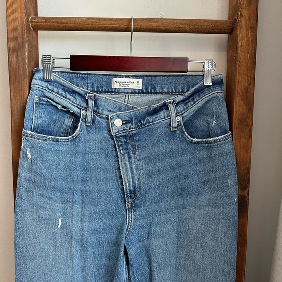 Abercrombie Ultra High Rise 90s Straight Jean - Picture 5 of 8